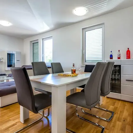 Diana Apartment *